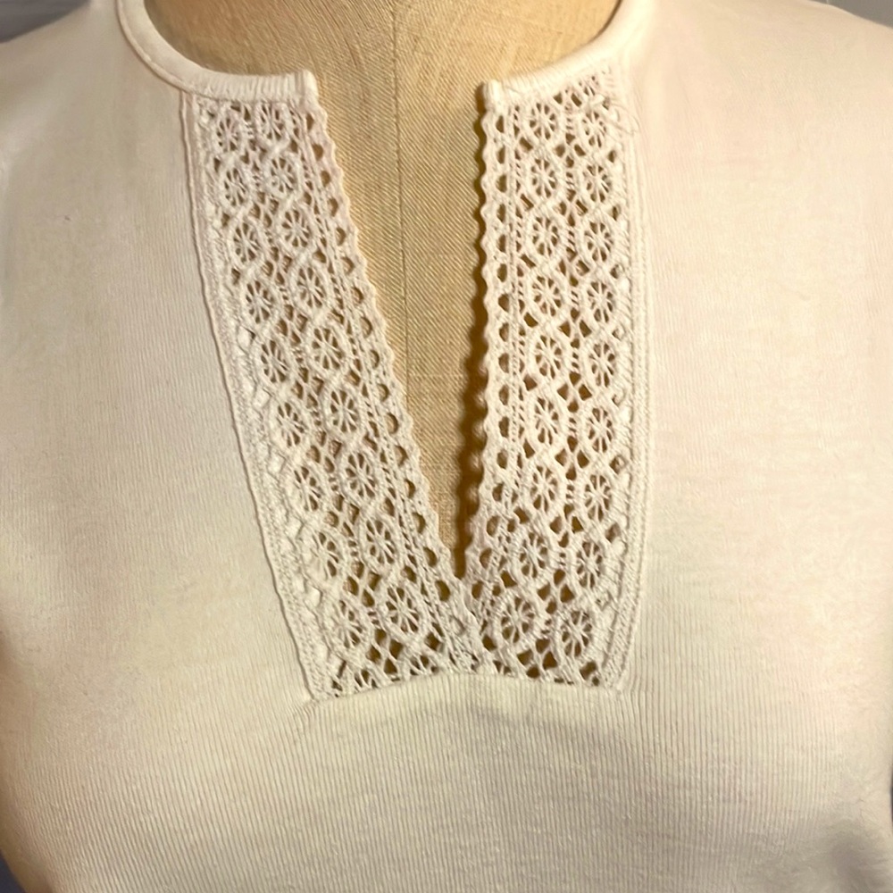 NWT Size Medium Ann Taylor Factory White Tank with Knit V-Neck and Side Slit - Picture 2 of 5